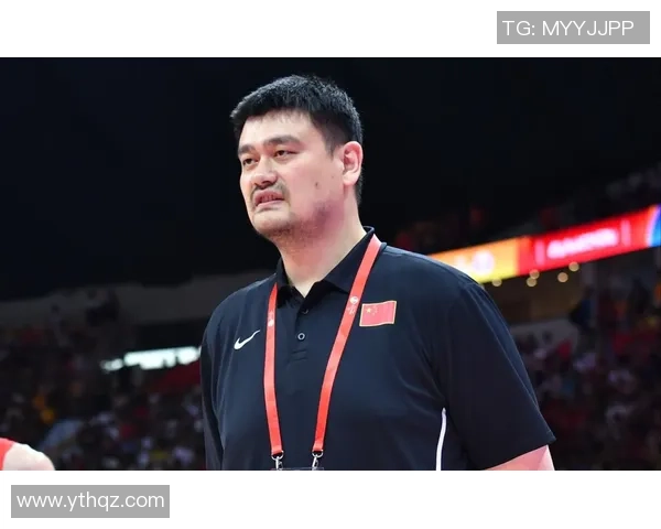 姚明举旗壁纸展现中国篮球精神与团结力量的完美结合