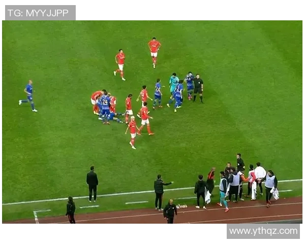 德甲激战拜仁大胜巴萨争议判罚引发全场热议 德甲激战拜仁大胜巴萨争议判罚引发全场热议